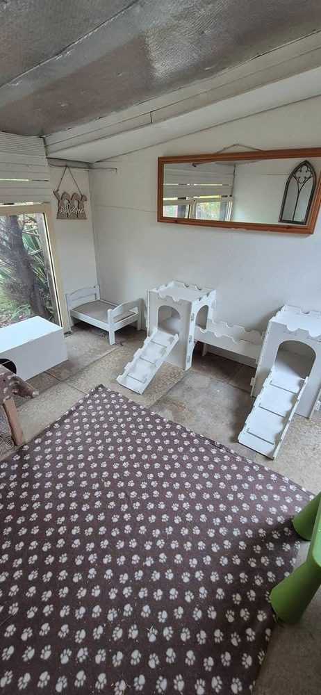 Apartment with castle towers, ramps, a small bed and a welcome sign